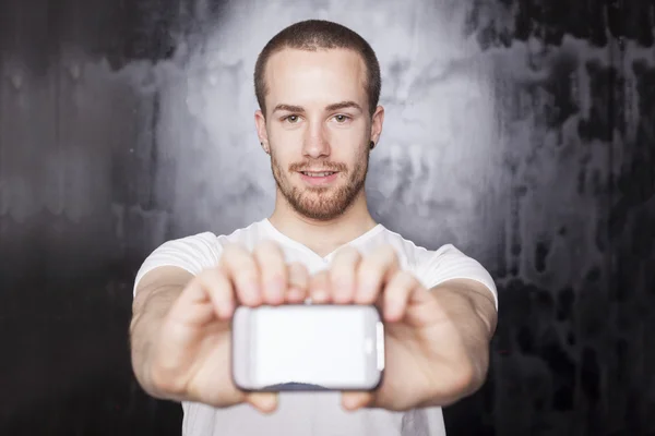 Lächelnder Mann mit Smartphone — Stockfoto
