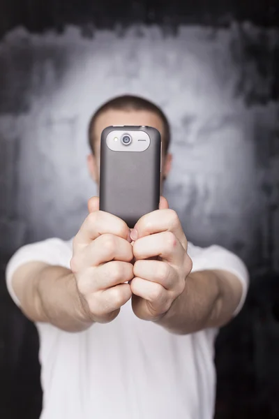 Jeune homme textos avec téléphone portable - smartphone — Photo