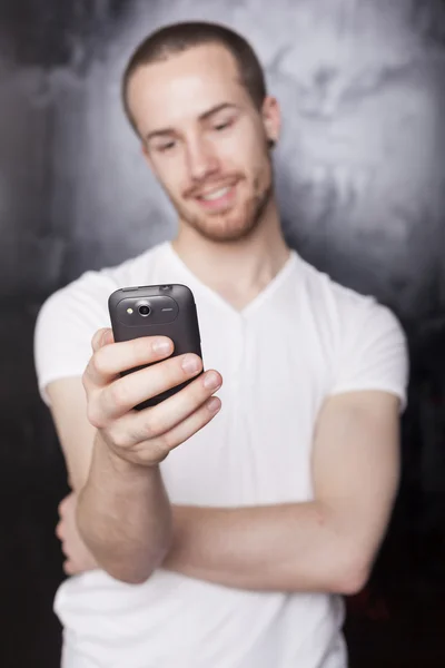 Telefone celular receber SMS — Fotografia de Stock