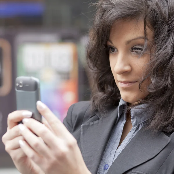 Женщина фотографирует с помощью мобильного телефона — стоковое фото