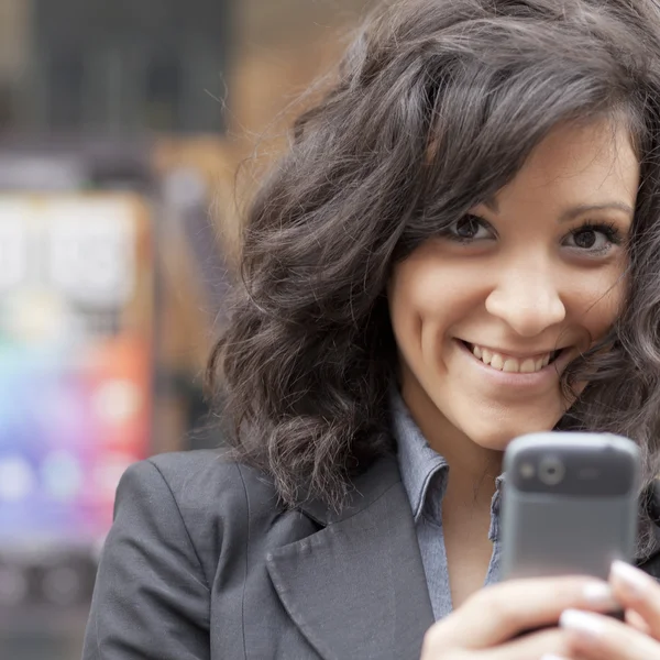 Молодая женщина с мобильным телефоном — стоковое фото