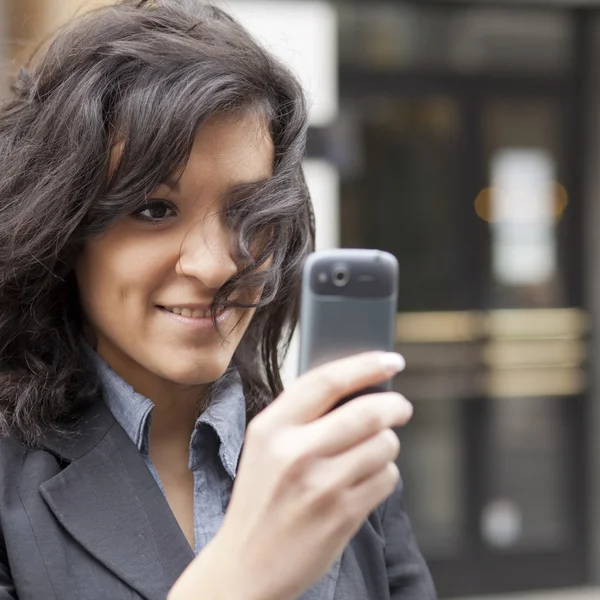 若い女性の携帯電話で撮影 — ストック写真