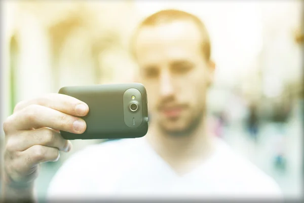 Stedelijke fotograaf met mobila telefoon neem foto op straat — Stockfoto
