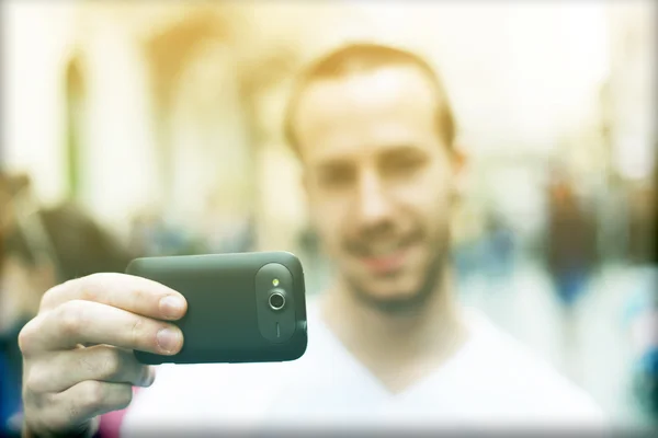 Lachende fotograaf met mobila telefoon neem foto — Stockfoto