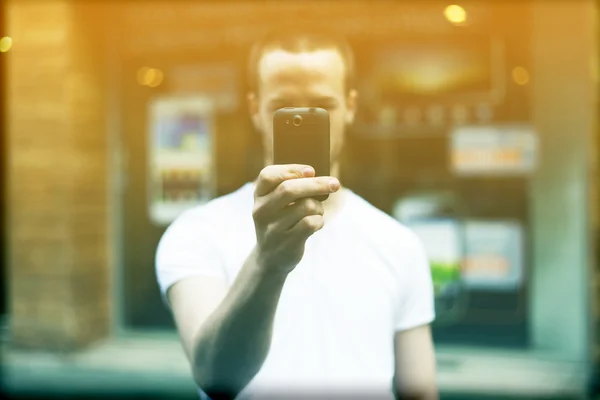 男子在街头拍摄的智能手机 — 图库照片