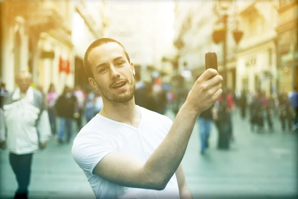 Uomo con smartphone scattare foto — Foto Stock
