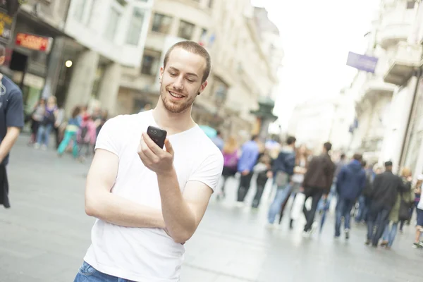 Muž s telefonem chůzi — Stock fotografie
