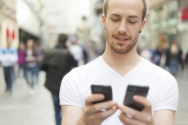 Mannen hawe keuze - wat mobiele telefoon is beter? — Stockfoto