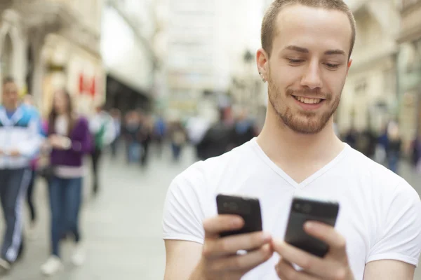 Männer schauen in zwei Handys - welches Handy ist besser? — Stockfoto