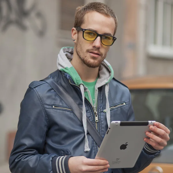 Man On Street Uso Ipad Tablet Computer — Foto Stock