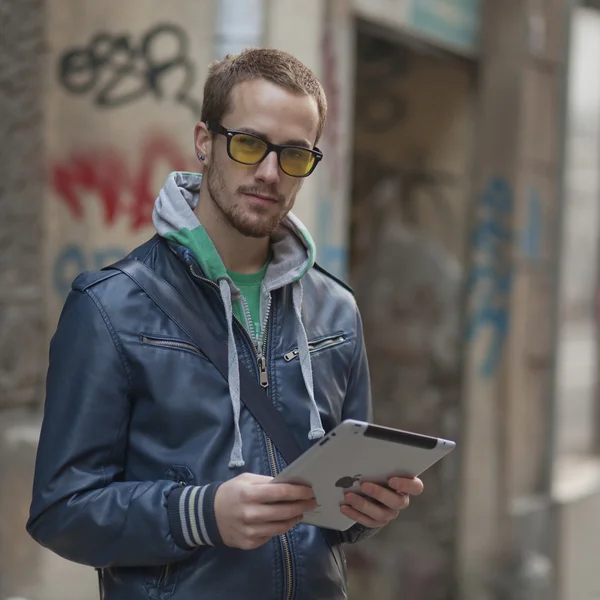 Człowiek na ulicy używać komputera typu tablet ipad — Zdjęcie stockowe
