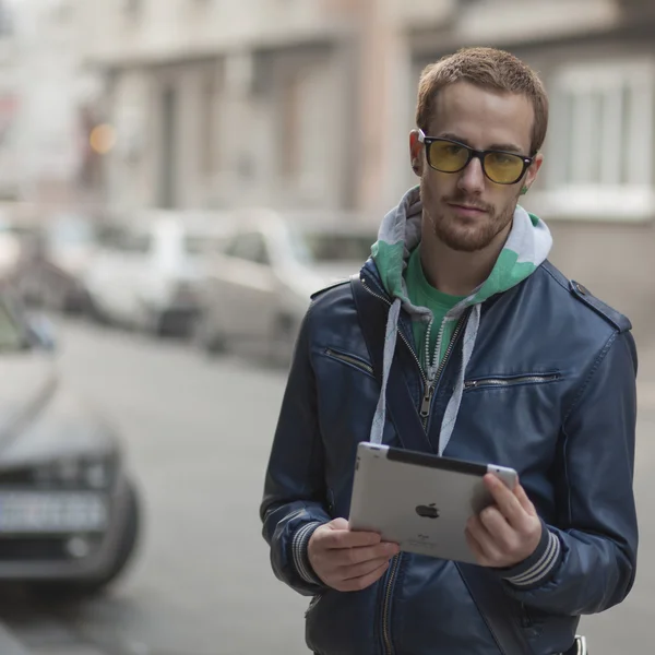 Homem em uso de rua Ipad Tablet Computador — Fotografia de Stock