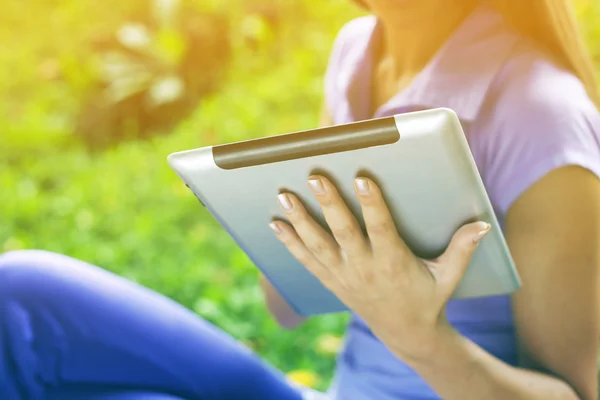 Tablet computador na mão de bela jovem mulher no parque — Fotografia de Stock