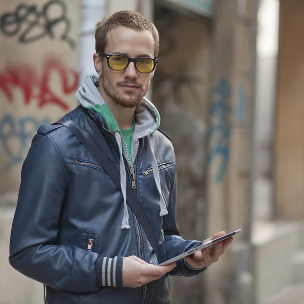 Man op straat gebruik ipad tablet pc — Stockfoto