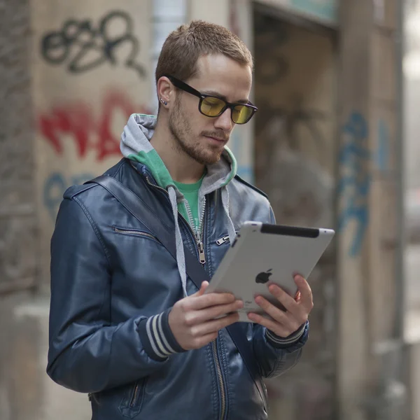 Man On Street Uso Ipad Tablet Computer — Foto Stock