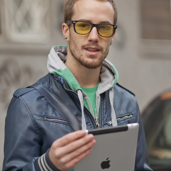 Mann auf der Straße benutzt Tablet-Computer ipad — Stockfoto