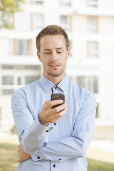 Hombre leyendo noticias en el teléfono inteligente —  Fotos de Stock