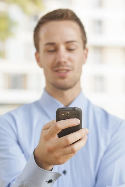 Смс типа Man на смартфоне — стоковое фото