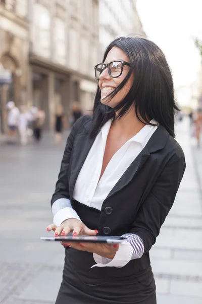 Усміхнена бізнес-леді на вулиці — стокове фото