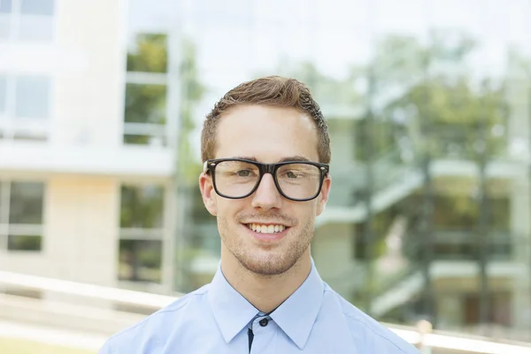 Dobře vypadající podnikatel s brýlemi retro blbeček — Stock fotografie