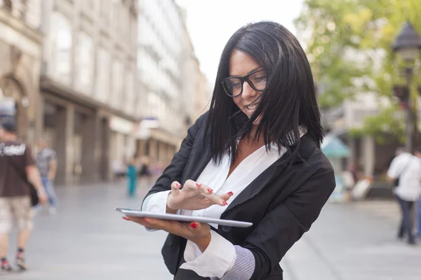 Business woman with tablet on street — Stock Photo, Image
