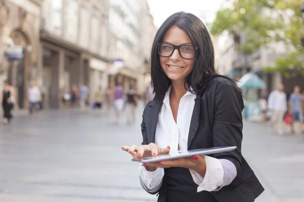 Affärskvinna med tablet PC i city — Stockfoto