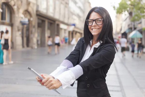 Podnikatelka na ulici, drží tabletový počítač — Stock fotografie