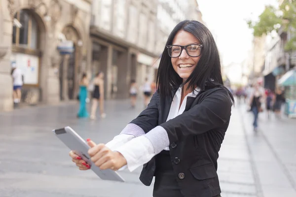 Businesswoman on street with tablet computer — Stock Photo, Image