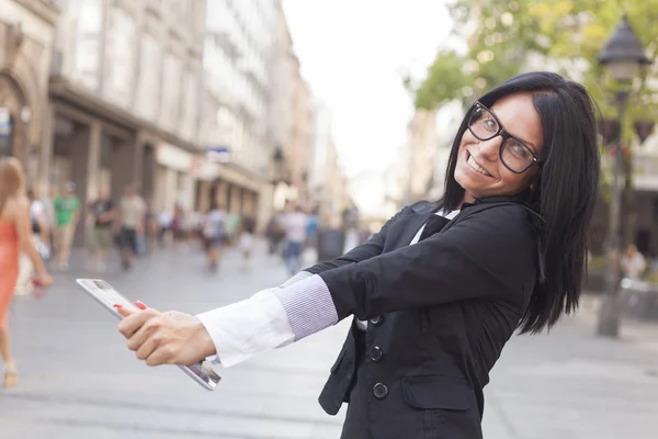 Mujer hermosa con Tablet Ordenador en la calle —  Fotos de Stock