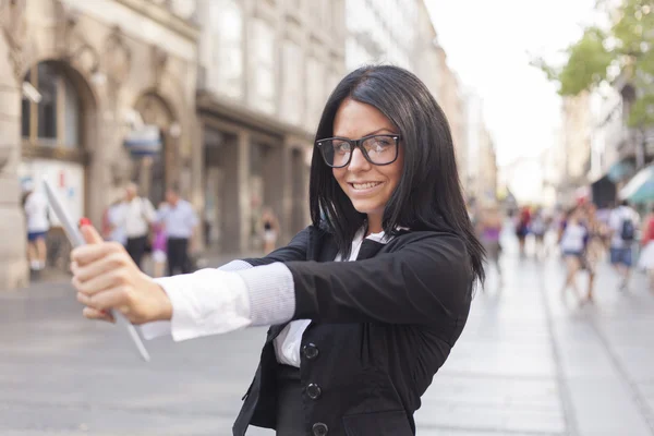 Affärskvinna med tablet PC i city — Stockfoto