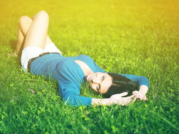 Jovem mulher alegria e relaxante no parque — Fotografia de Stock
