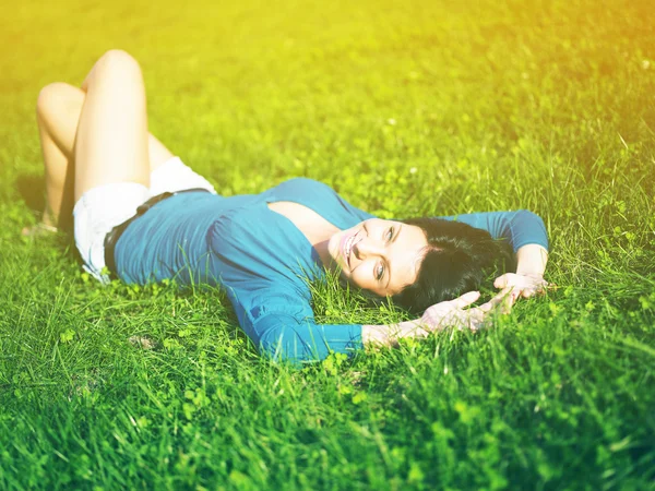 젊은 여성이 기쁨과 공원에서 휴식 — 스톡 사진