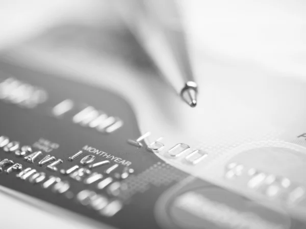 Kreditkort och penna makro — Stockfoto