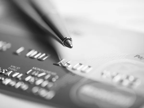 Kreditkort och penna makro — Stockfoto