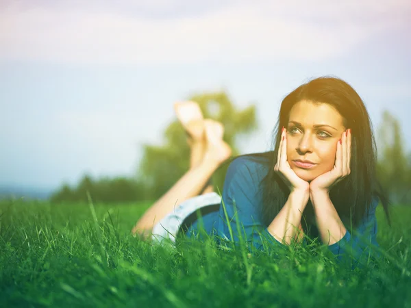 Jonge vrouw vreugde en ontspannen op gras — Stockfoto
