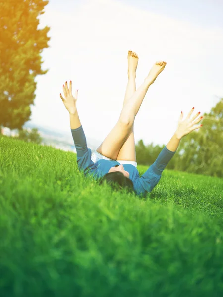 Giovane donna gioia e relax nel parco — Foto Stock