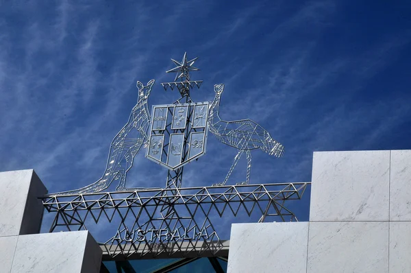 Australisches Wappen auf dem Parlamentsgebäude, canberra, australia. Emu und Känguru, Schild und Stern und dahinter strahlend blauer Himmel. Konzept Australien — Stockfoto