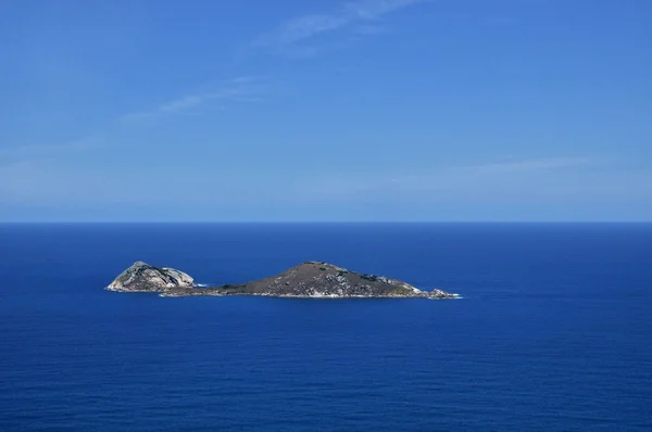 Denizde küçük bir ada — Stok fotoğraf