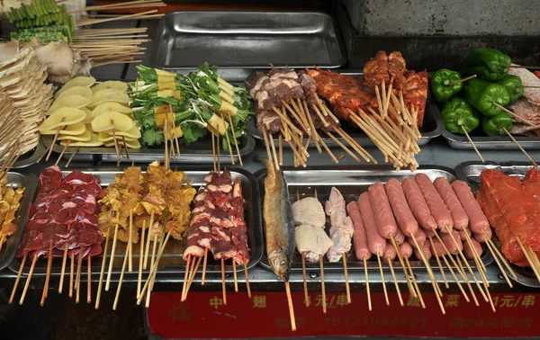 Diversi piatti a base di carne, pesce e verdure — Foto Stock