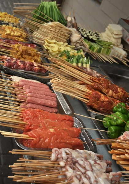 Diversi piatti a base di carne, pesce e verdure — Foto Stock