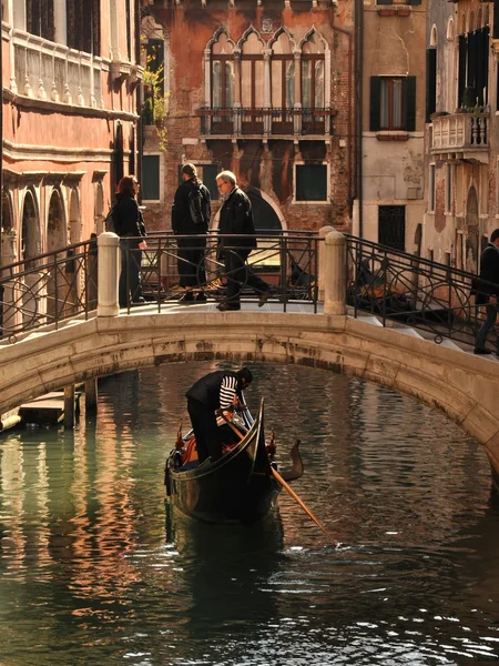Gondel in Venetië in de buurt van pier — Stockfoto