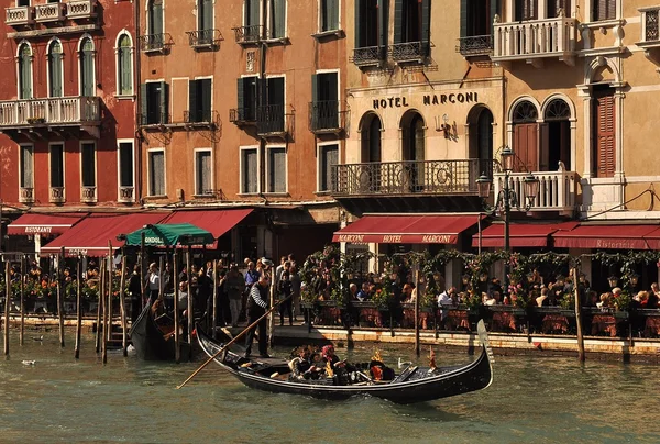 Гондола в Венеции возле пирса — стоковое фото