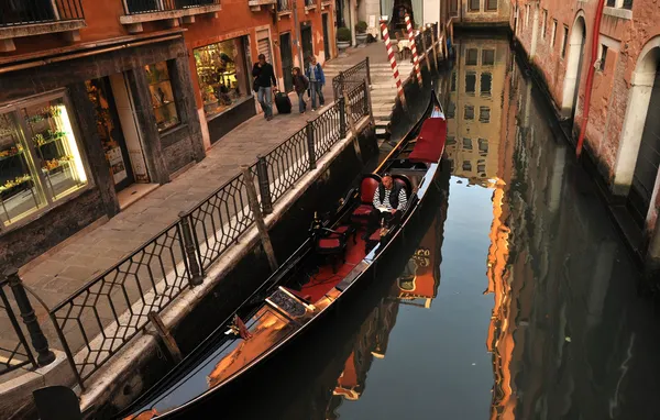 Góndola en Venecia cerca del muelle — Foto de Stock