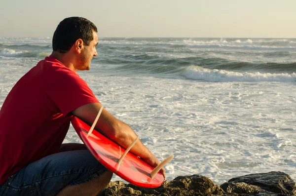 Een surfer kijken naar de golven — Stockfoto