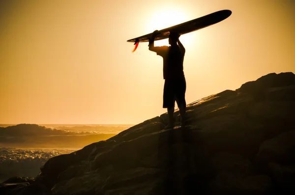 En longboarder titta på vågorna — Stockfoto