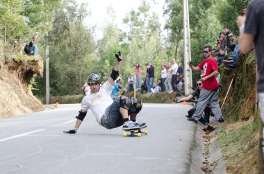 Jorge pernes içinde hareket