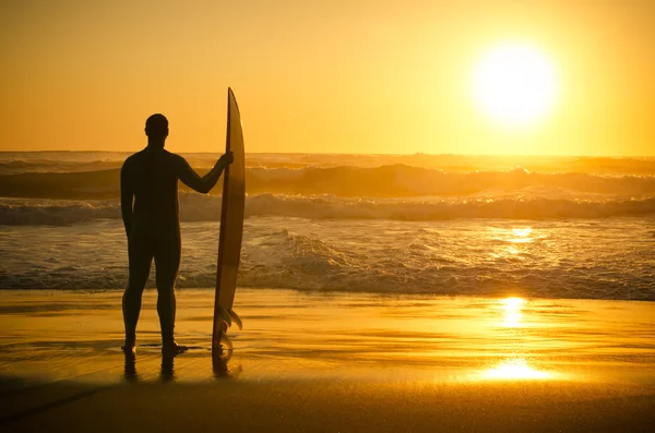 Um surfista a ver as ondas — Fotografia de Stock