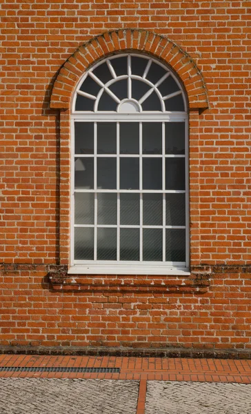 Белое деревянное арочное окно — стоковое фото