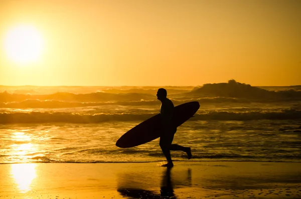 Surfer running — Stock Photo, Image