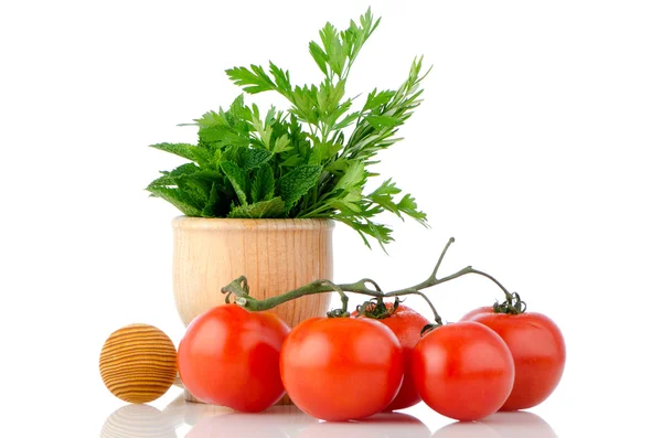 Tomaten en groene kruid bladeren — Stockfoto
